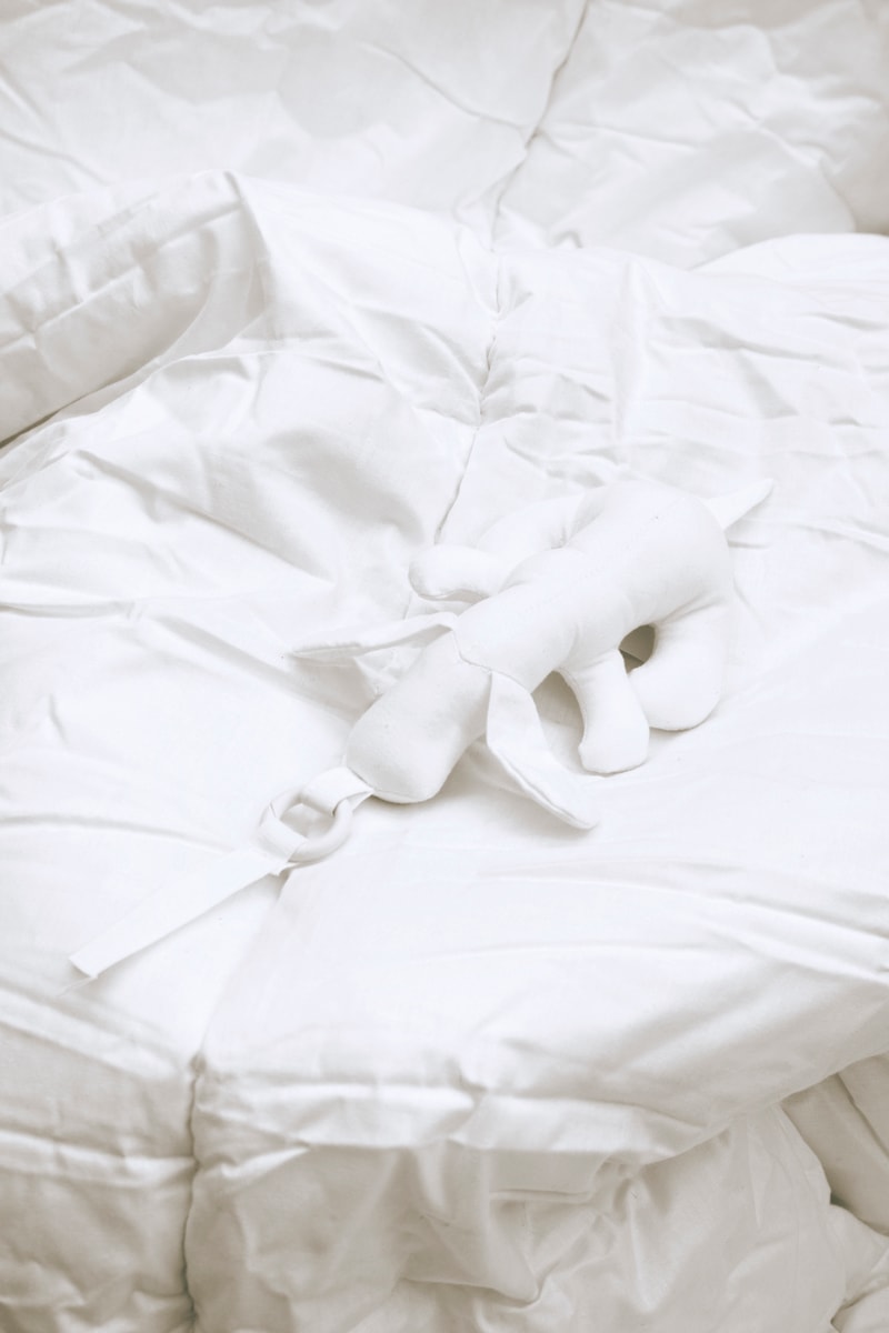 MM6 Maison Margiela See-Now Buy-Now Capsule Range White Five Pieces Padded Shirt Bag 