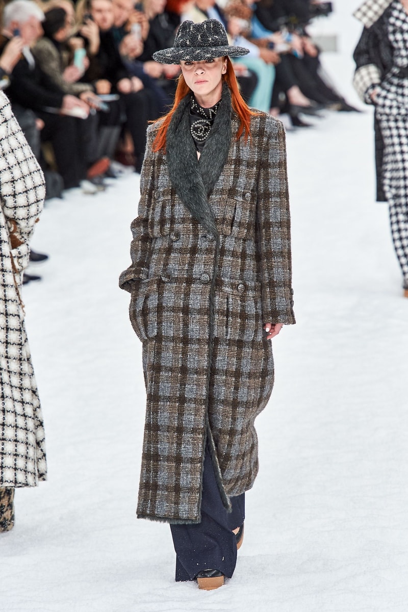 Chanel Pays Homage to Karl Lagerfeld at Paris FW Fashion Week Fall Winter 2019 Show Presentation Invitation Collection Kaia Gerber Cara Delevingne Penelope Cruz