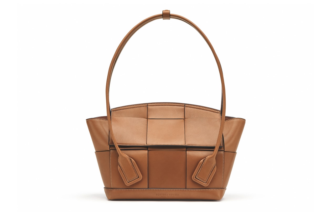 Bottega Veneta Daniel Lee Pre-Fall 2019 The Arco Bag Lookbook Handbag Oversized Large Big Leather 