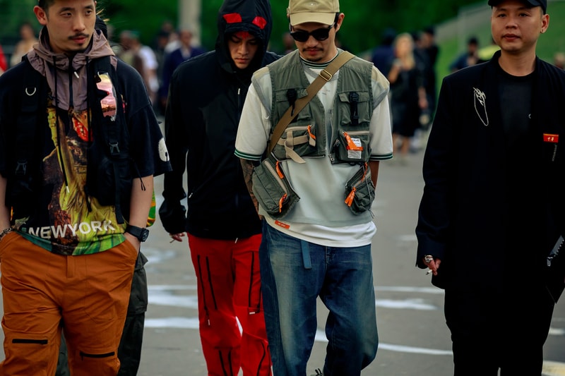 Paris Fashion Week Men's Spring Summer 2020 Street Style Shirt Purple Shirt White Pants Orange Red