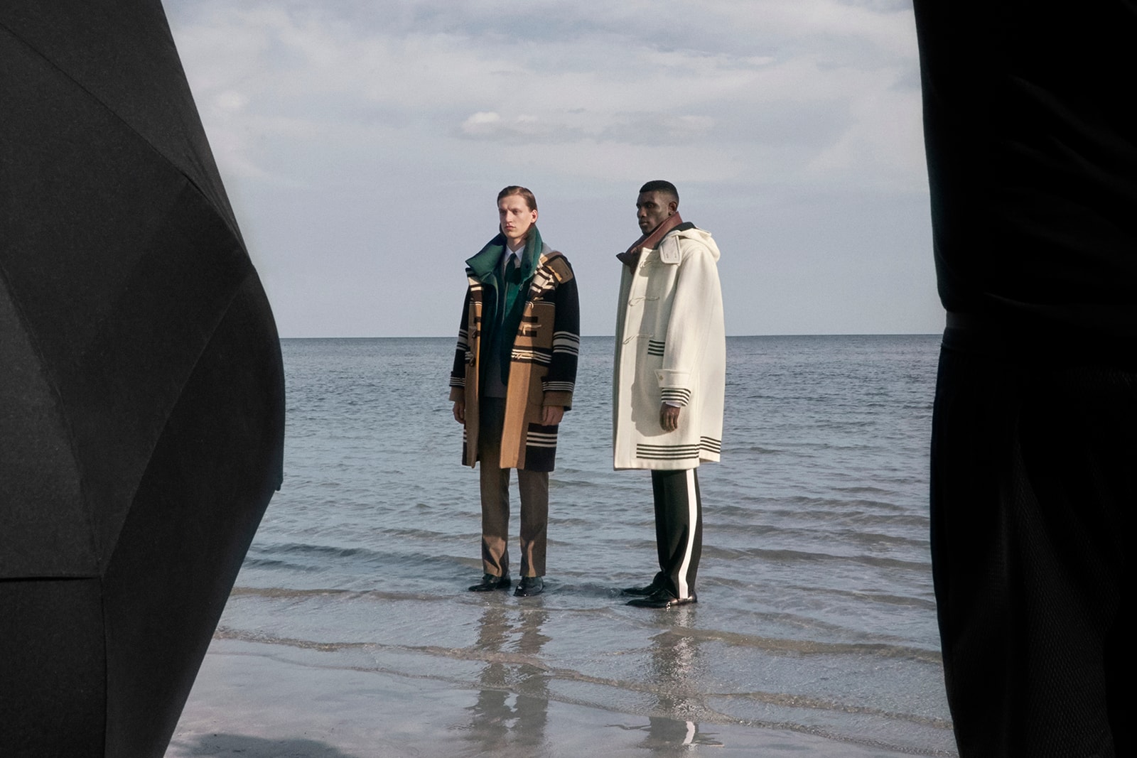 burberry fall winter 2019 lookbook campaign trench coat sherpa monogram bag lola ocean water scraves