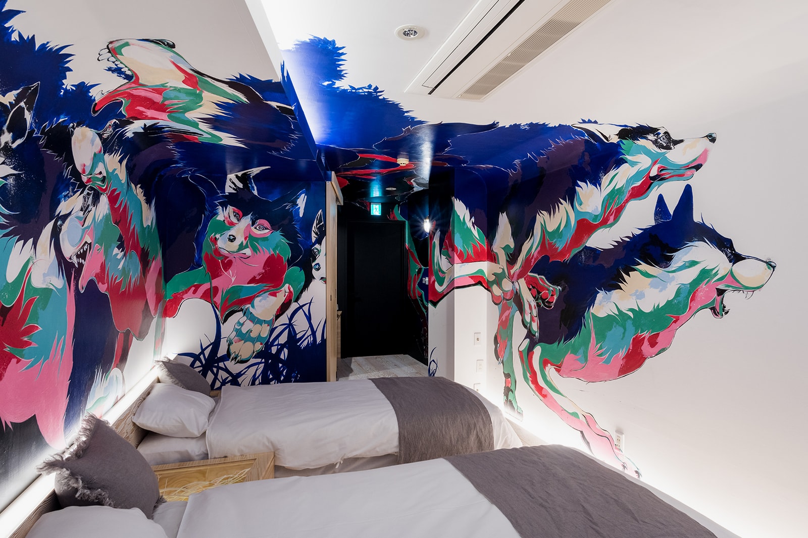 Mural karya seniman di kamar BnA HOTEL Koenji (hypebae.com)