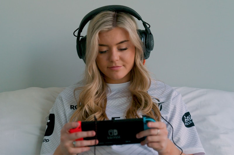 brookeab female gamer 100thieves nintendo switch jbl headphones quantum 800