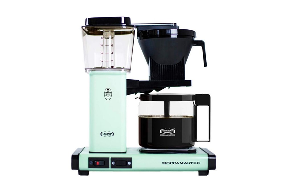 https://image-cdn.hypb.st/https%3A%2F%2Fbae.hypebeast.com%2Ffiles%2F2020%2F10%2Fbest-coffee-makers-espresso-machines-stylish-home-moccamaster-smeg-breville-2.jpg?w=1260&format=jpeg&cbr=1&q=90&fit=max