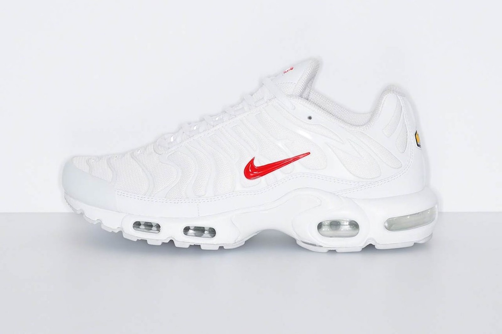 supreme nike air max plus collaboration sneakers white red shoes footwear sneakerhead