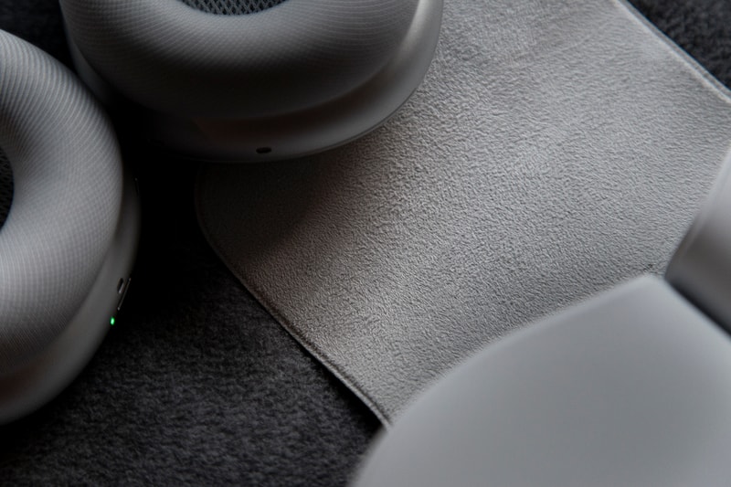 apple airpods max headphones closer look unboxing details price silver over ear review