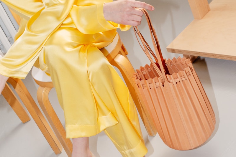 mansur gavriel handbags holiday winter sale pleated coral spring summer 2019 ss19 new york fashion week nyfw 