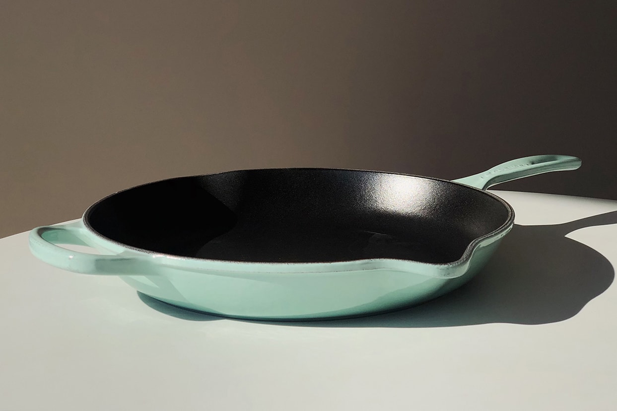 https://image-cdn.hypb.st/https%3A%2F%2Fbae.hypebeast.com%2Ffiles%2F2021%2F02%2Fle-creuset-cast-iron-skillet-frying-pan-kitchen-cookware-review-price-002.jpg?w=1260&format=jpeg&cbr=1&q=90&fit=max