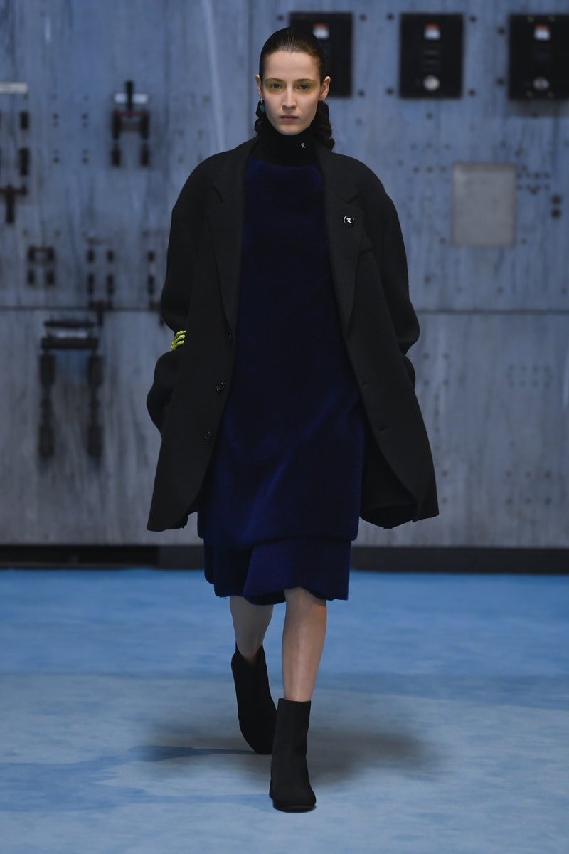 Raf Simons Fall/Winter 2021 Collection Show Silhouettes Knits Trousers 