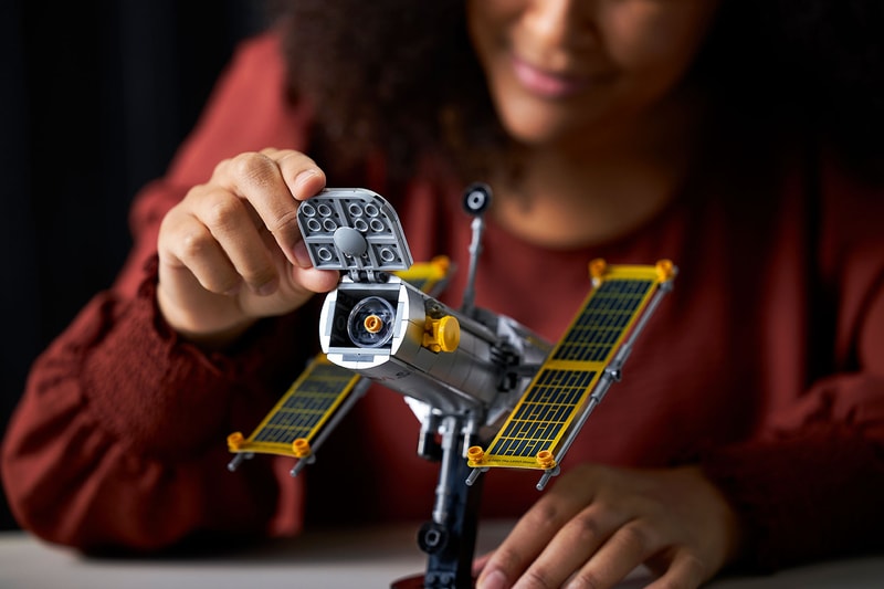 lego nasa discovery space shuttle set collaboration kathy sullivan astronaut sts 31 mission close up