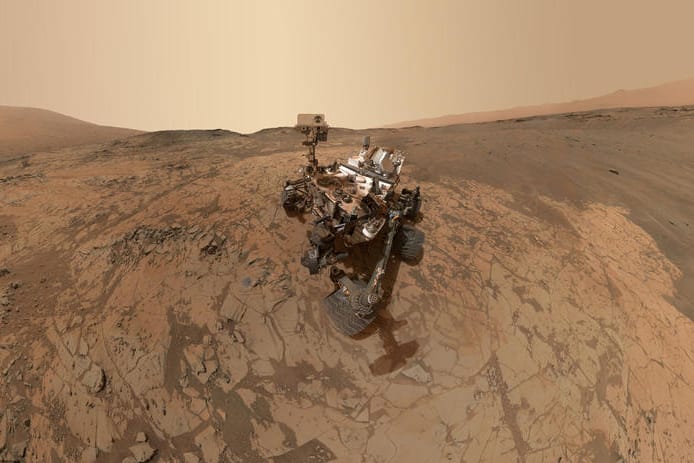 NASA's Curiosity Rover Documents Shiny, Iridescent Clouds on Mars