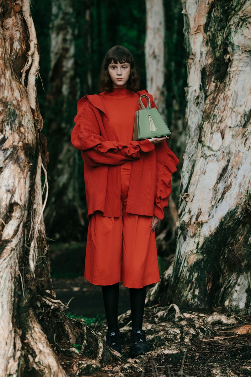 Noiranca green bag with model in forest