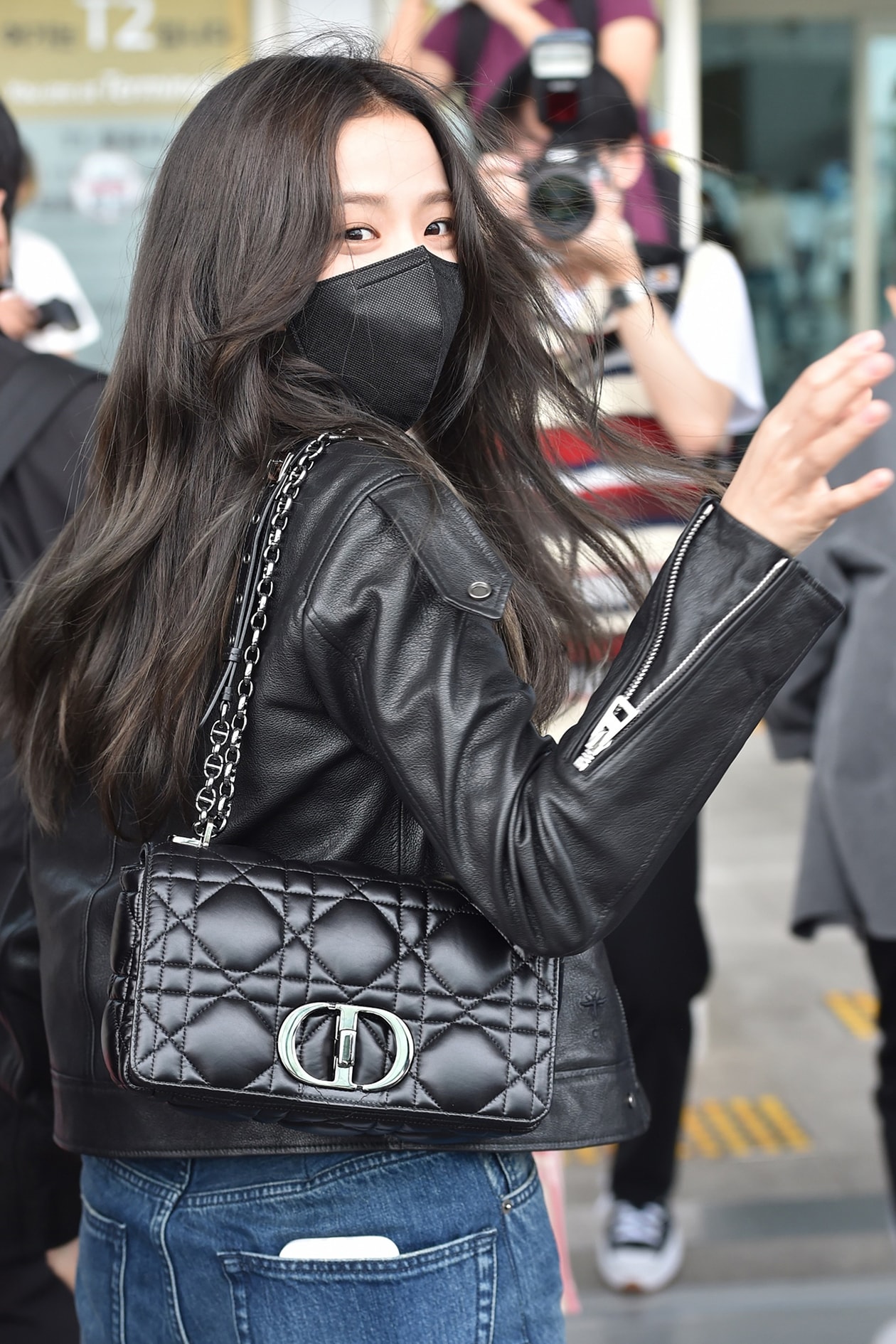 BLACKPINK Jisoo K-Pop Star Singer Celebrity Dior Spring Summer 2022 Runway Show Front Row Paris Fashion Week White Black Dress Mini Micro Lady Bag Sandal Heels Outfit