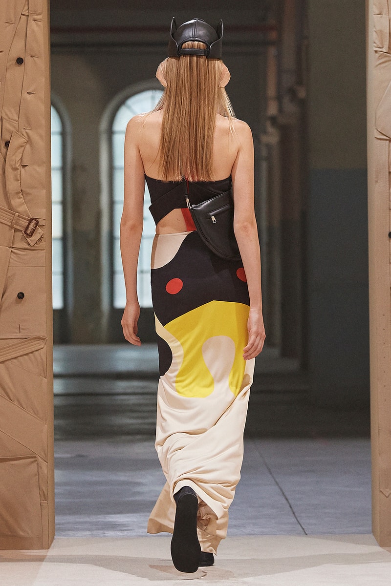 Burberry SS22 Womenswear Collection Runway Show Riccardo Tisci