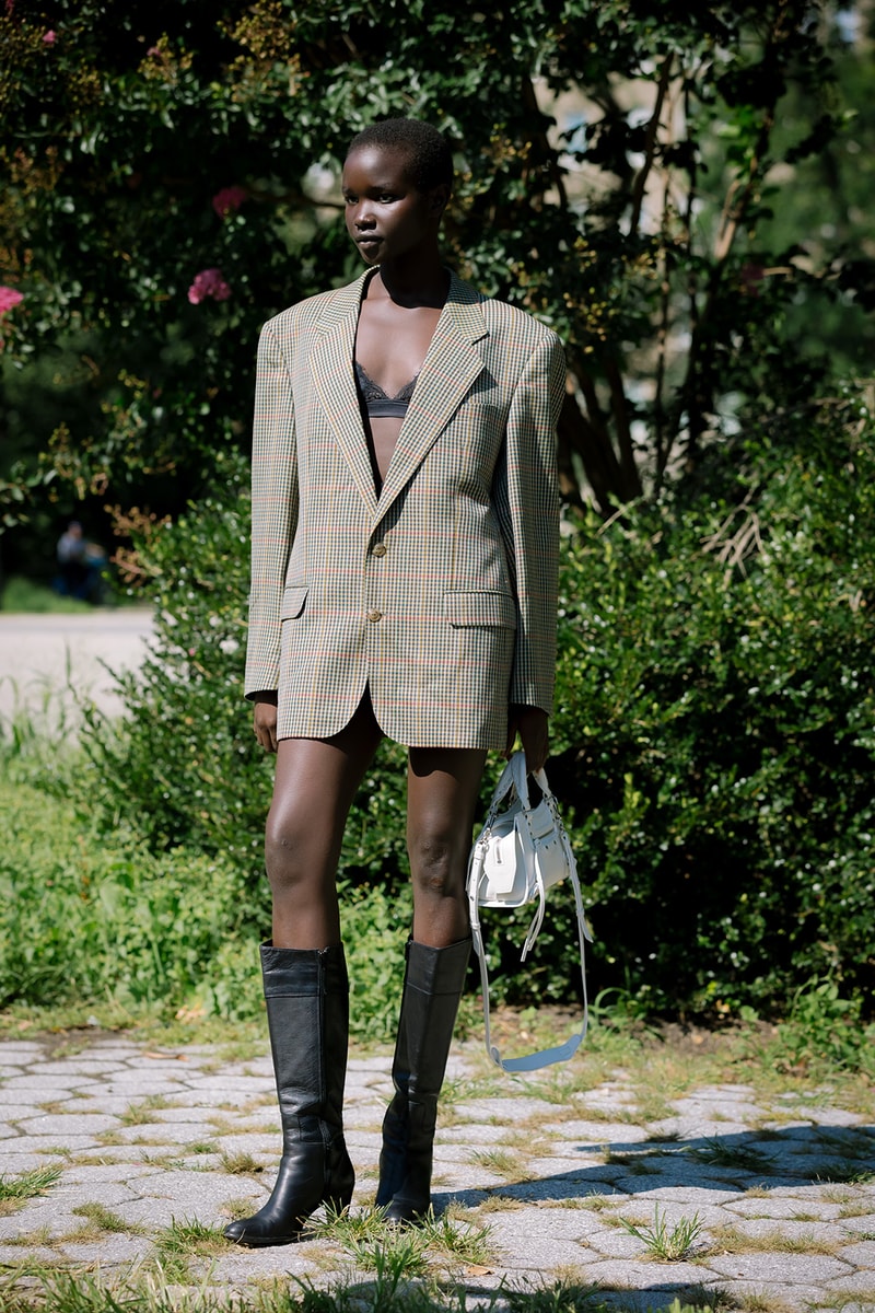 Model Off Duty Blazer Outfit New York Fashion Week SS22 Best Street Style Trends Spring Summer 2022 Influencer