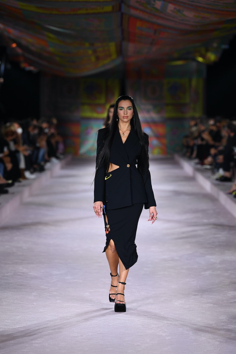 Versace SS22 Spring Summer 2022 Milan Fashion Week Runway Gigi Hadid Dua Lipa