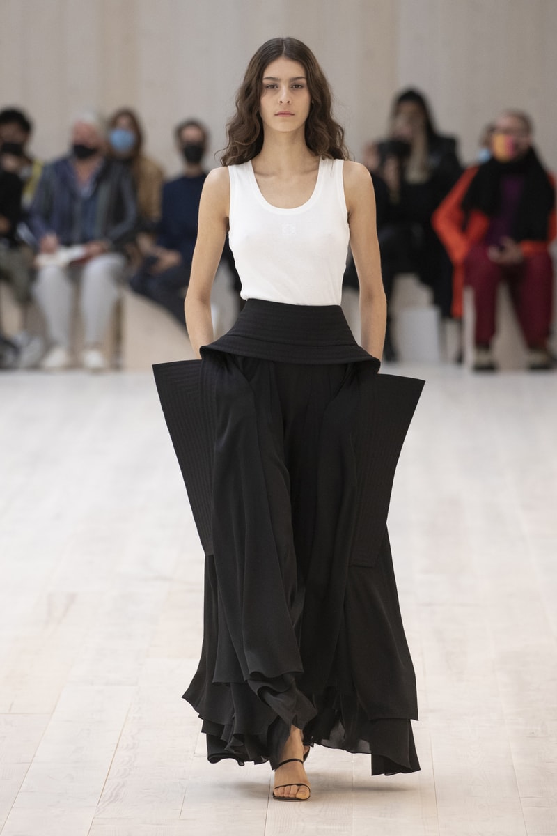 Loewe Spring Summer 2022 SS22 Collection Runway Paris Fashion Week Jonathan Anderson