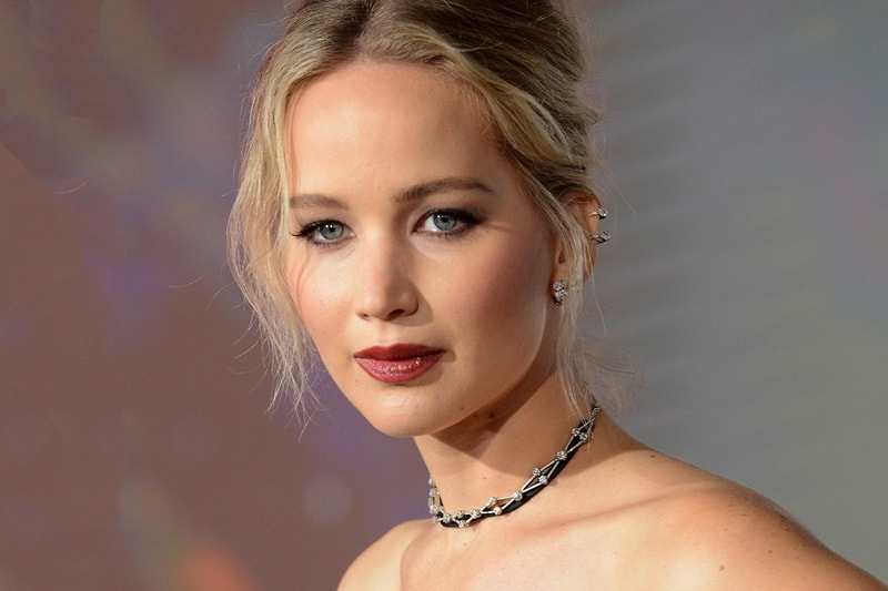 jennifer lawrence close-up blonde hair makeup jewelry 