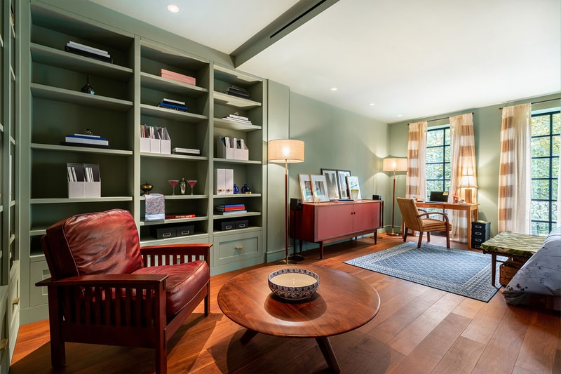 Airbnb NYC Sex and the City And Just Like That Carrie Bradshaw Apartment Room Interior