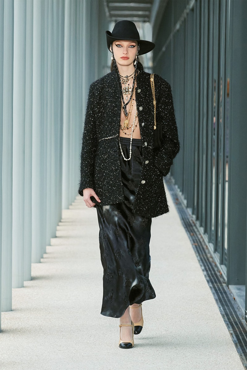 Chanel Métiers d'art 2021 2022 Collection Runway Show