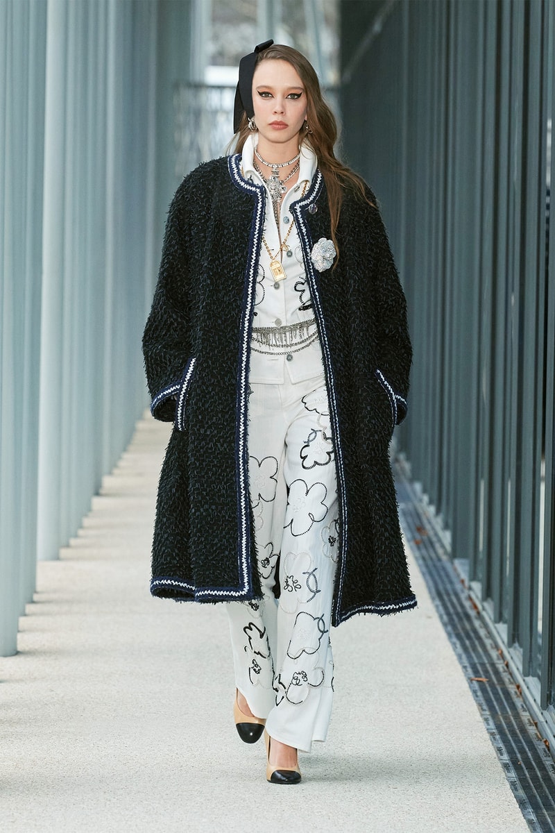 Chanel Métiers d'art 2021 2022 Collection Runway Show