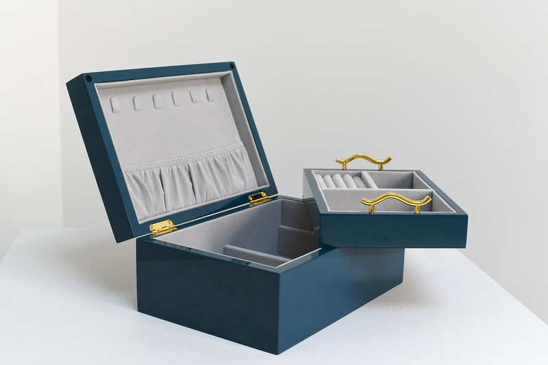 Opening of the blue lacquer jewelry box