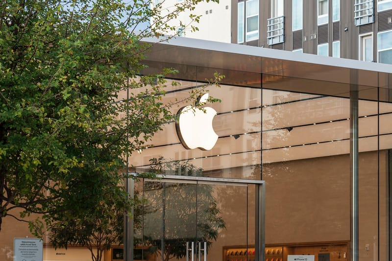 Apple Requiring Employees To Get COVID-19 Booster Shots To Enter Offices and Stores