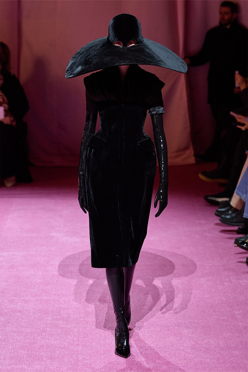Richard Quinn Fall 2022 Collection London Fashion Week Outerwear Dresses Runway Images
