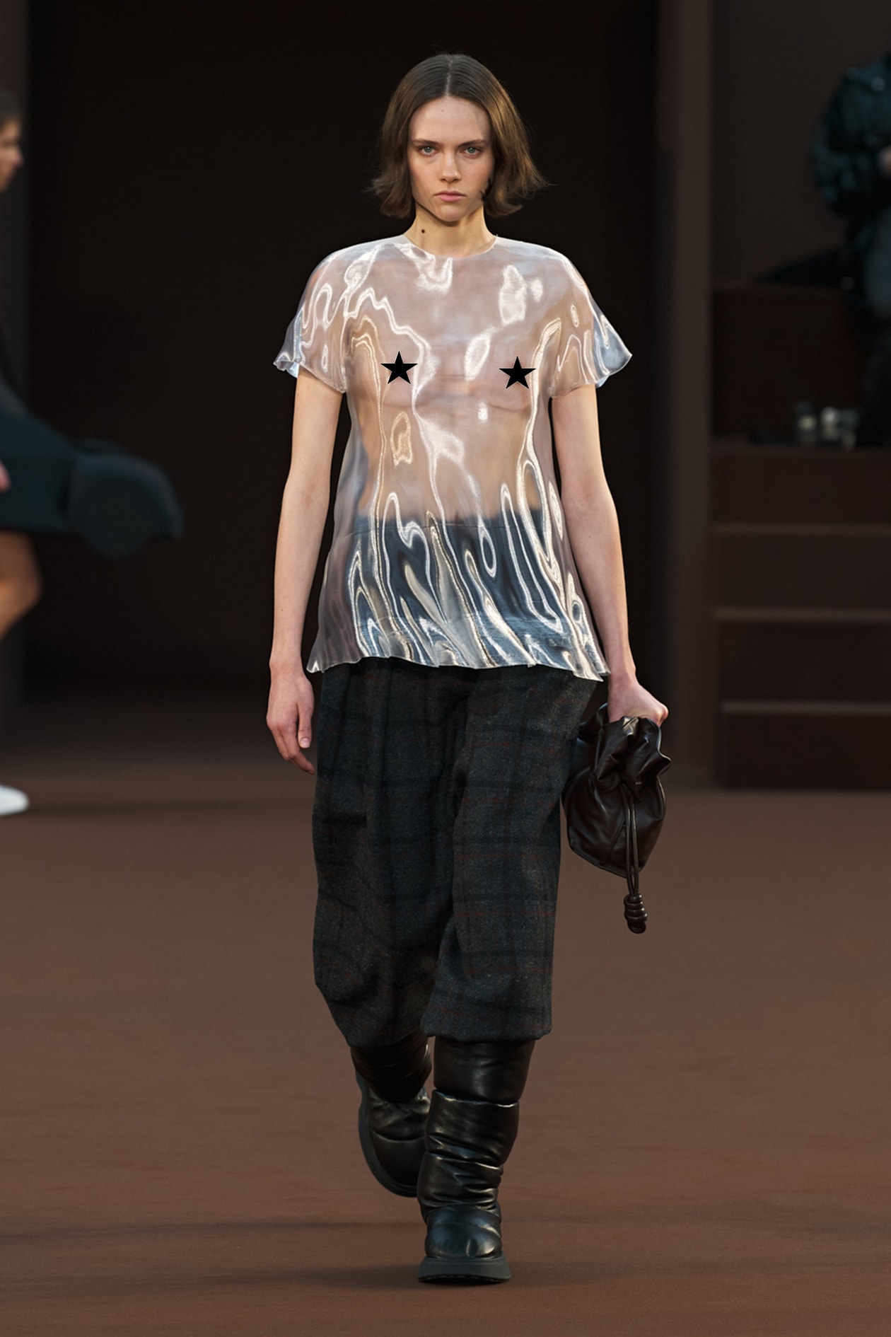 Braless Trend FW22 Runway valentino gcds 