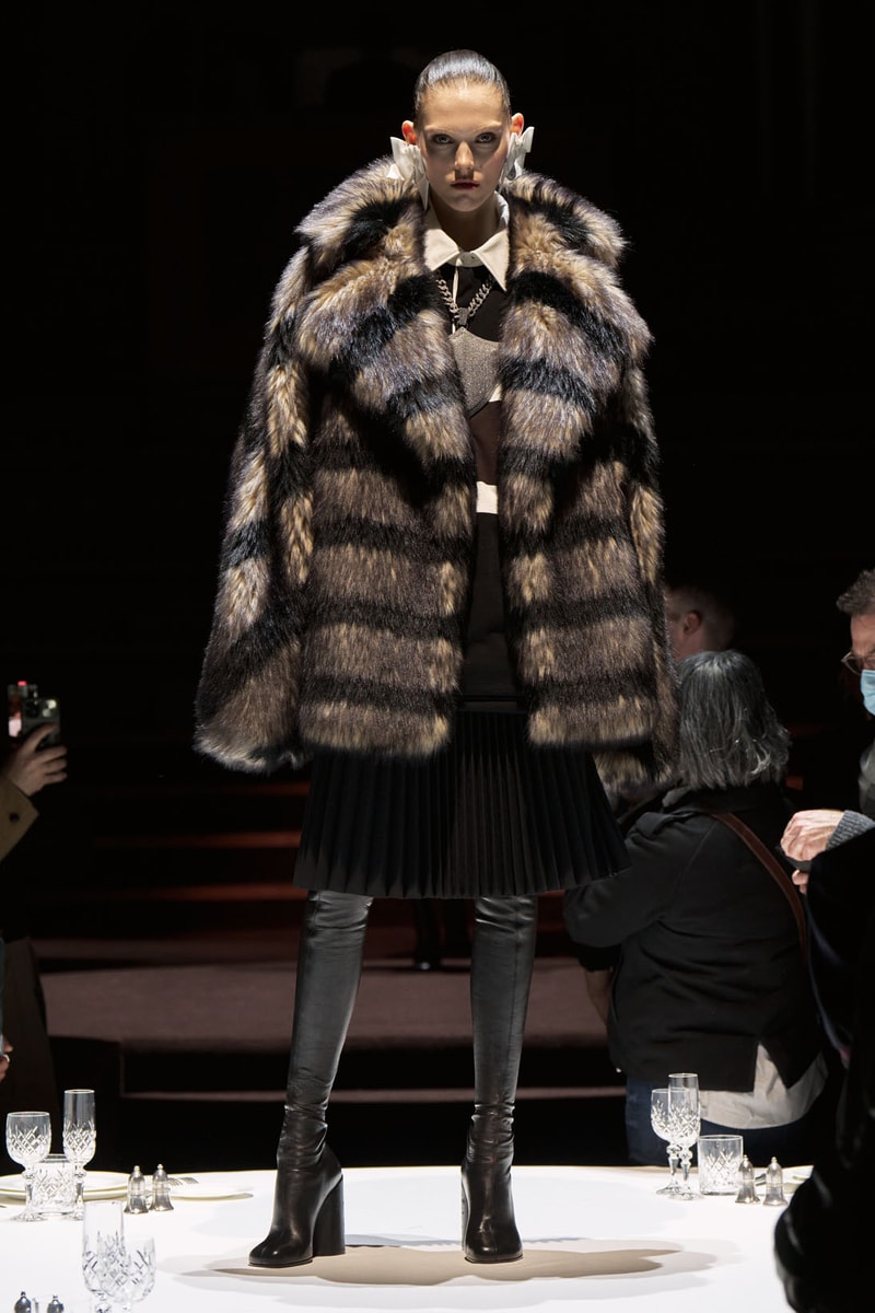 Burberry Fall Winter Collection Runway Show Womenswear Riccardo Tisci Images