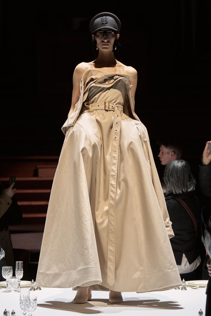 Burberry Fall Winter Collection Runway Show Womenswear Riccardo Tisci Images