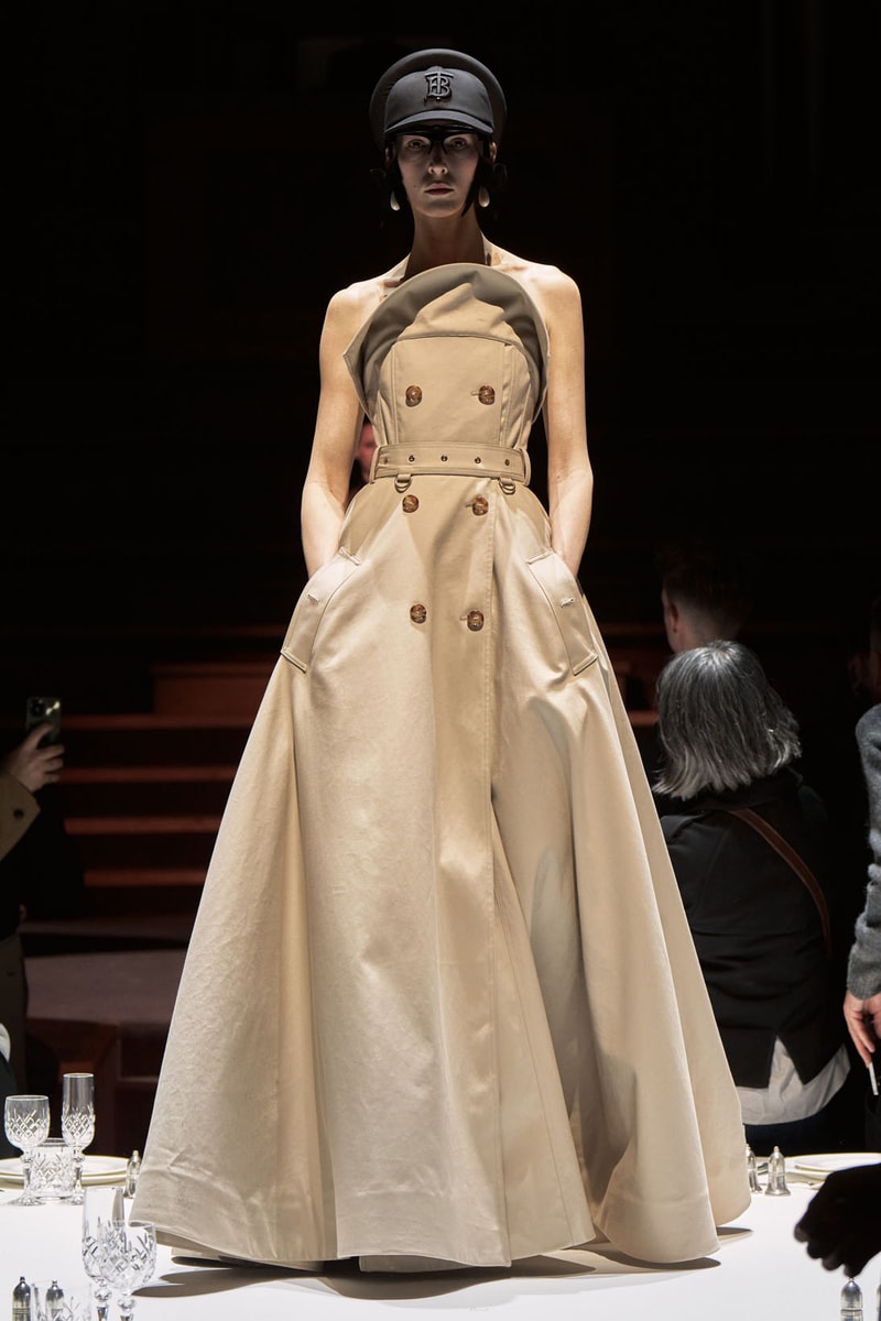 Burberry Fall Winter Collection Runway Show Womenswear Riccardo Tisci Images