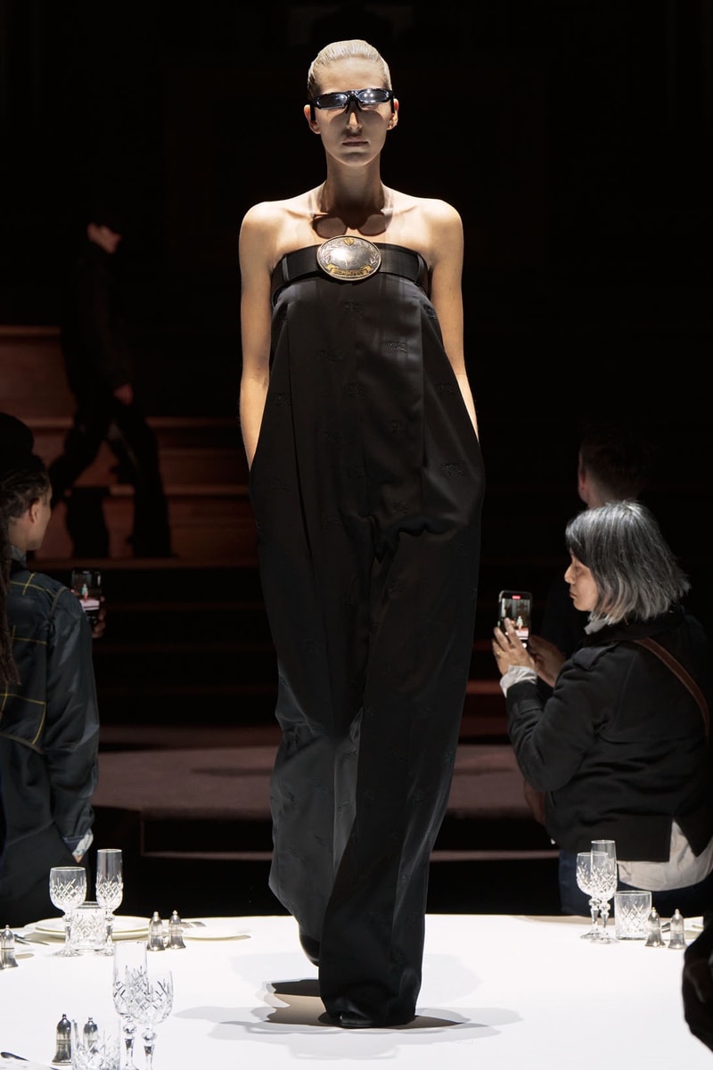 Burberry Fall Winter Collection Runway Show Womenswear Riccardo Tisci Images