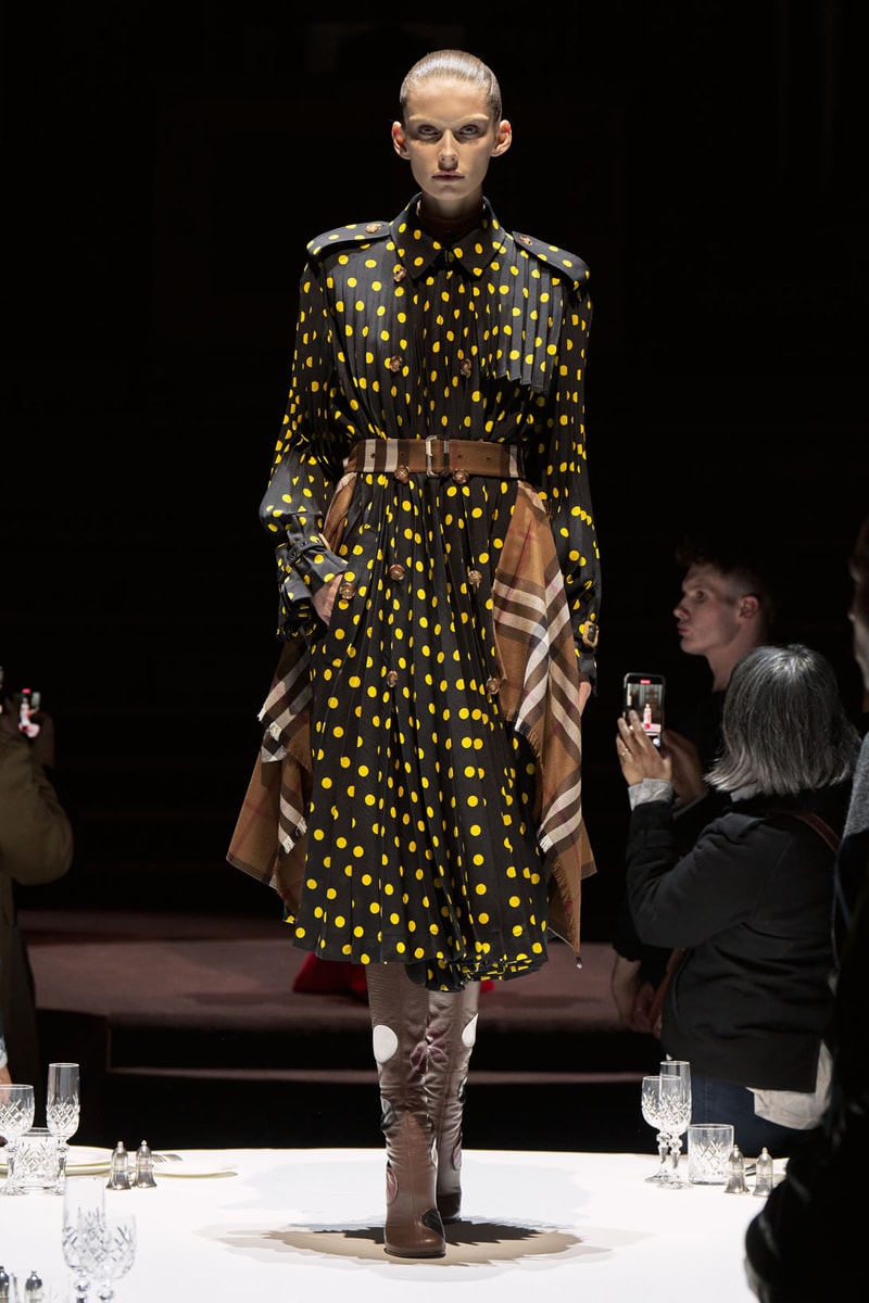 Burberry Fall Winter Collection Runway Show Womenswear Riccardo Tisci Images