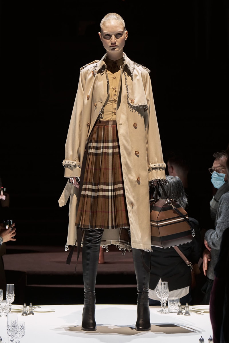 Burberry Fall Winter Collection Runway Show Womenswear Riccardo Tisci Images
