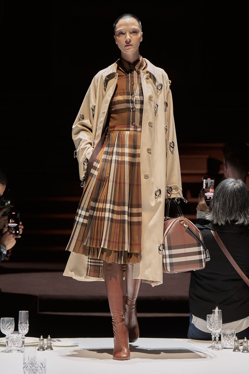 Burberry Fall Winter Collection Runway Show Womenswear Riccardo Tisci Images