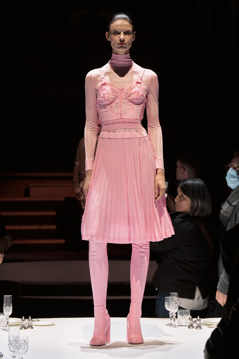 Burberry Fall Winter Collection Runway Show Womenswear Riccardo Tisci Images