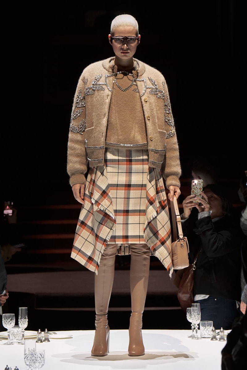 Burberry Fall Winter Collection Runway Show Womenswear Riccardo Tisci Images