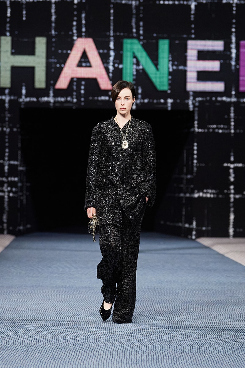 Chanel fall/winter 2022/2023 ready to wear collection tweed leather skirts dresses suits leggings tights 
