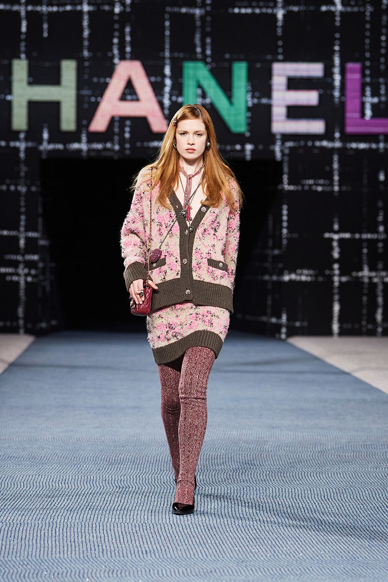 Chanel fall/winter 2022/2023 ready to wear collection tweed leather skirts dresses suits leggings tights 