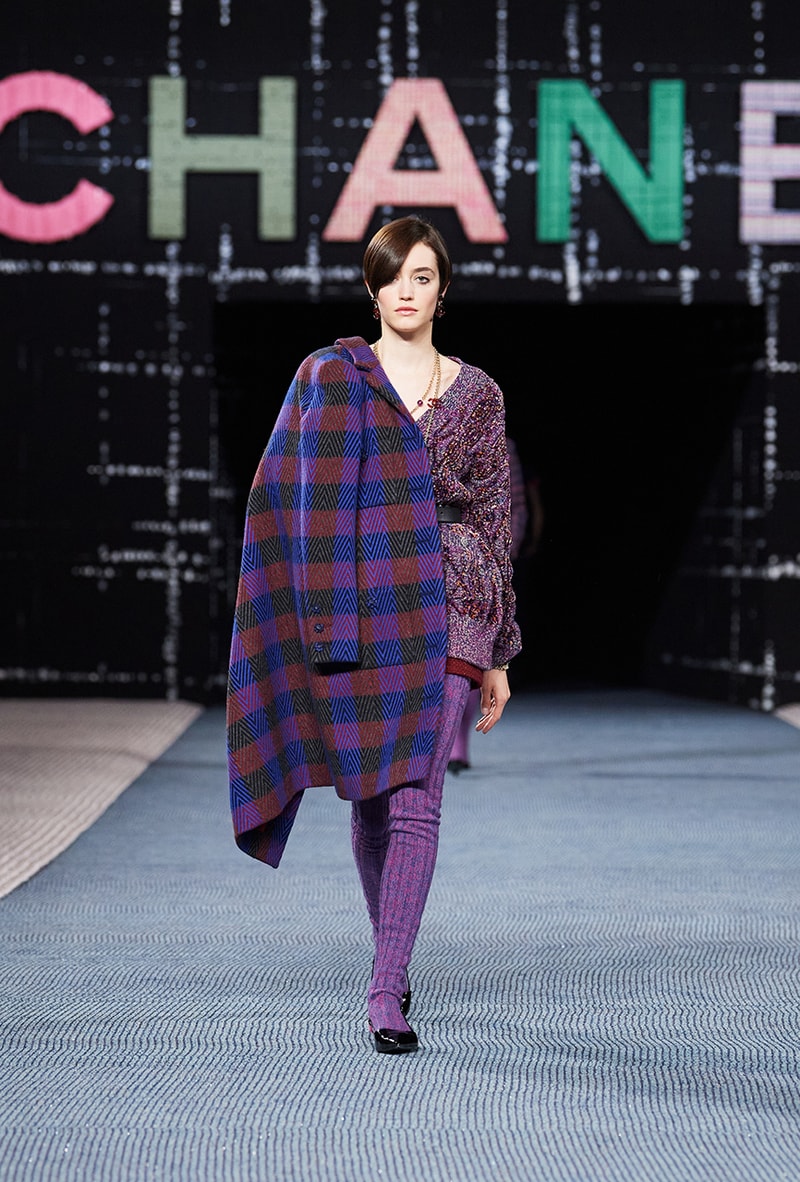 Chanel fall/winter 2022/2023 ready to wear collection tweed leather skirts dresses suits leggings tights 