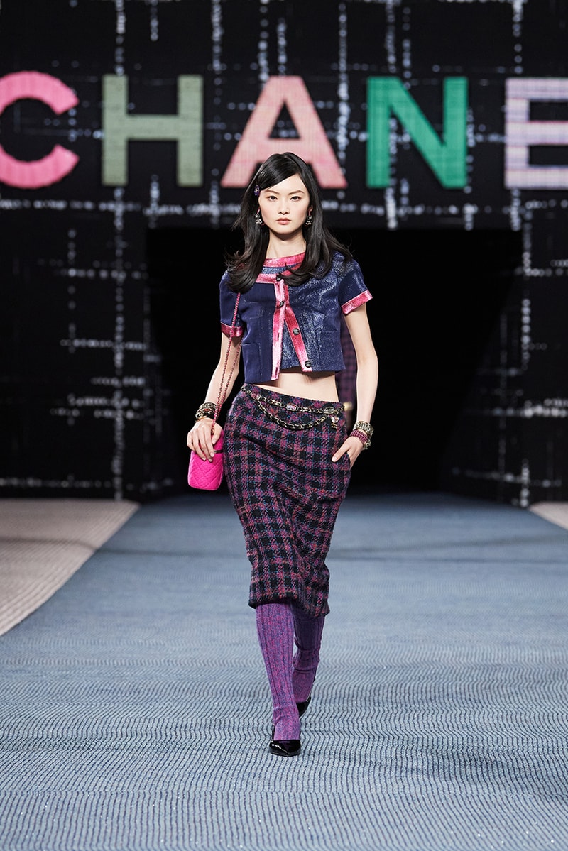 Chanel fall/winter 2022/2023 ready to wear collection tweed leather skirts dresses suits leggings tights 