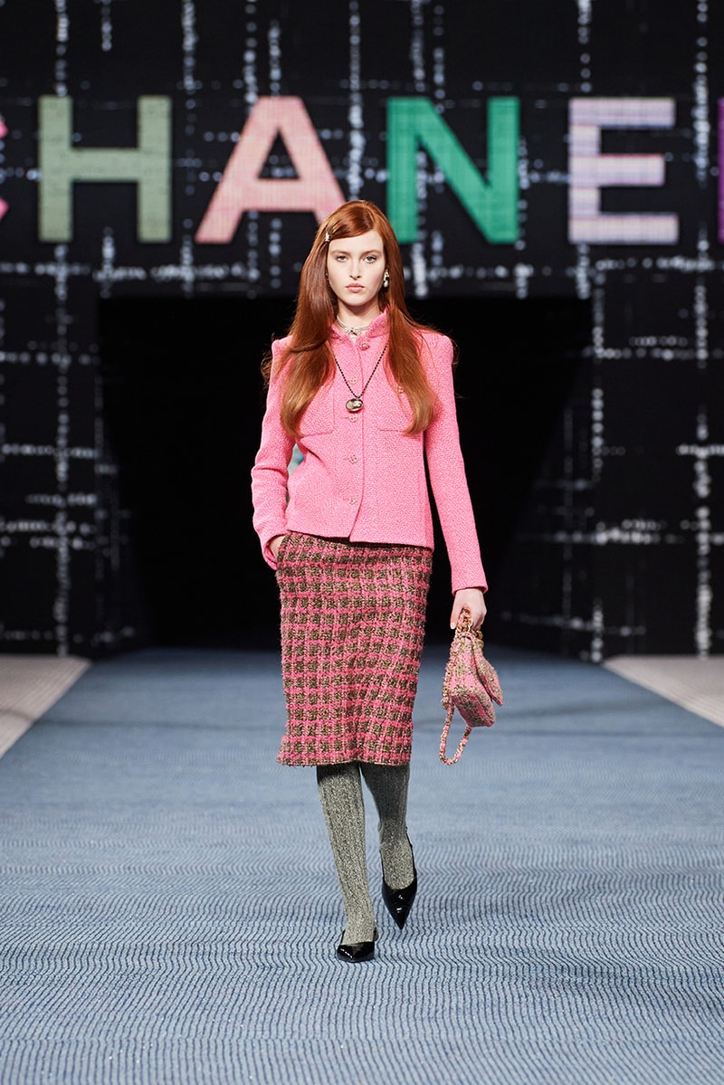 Chanel fall/winter 2022/2023 ready to wear collection tweed leather skirts dresses suits leggings tights 