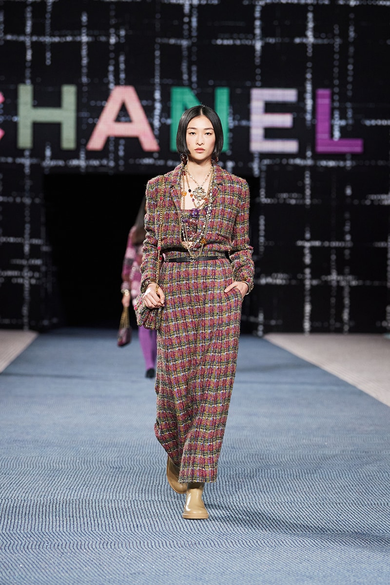 Chanel fall/winter 2022/2023 ready to wear collection tweed leather skirts dresses suits leggings tights 