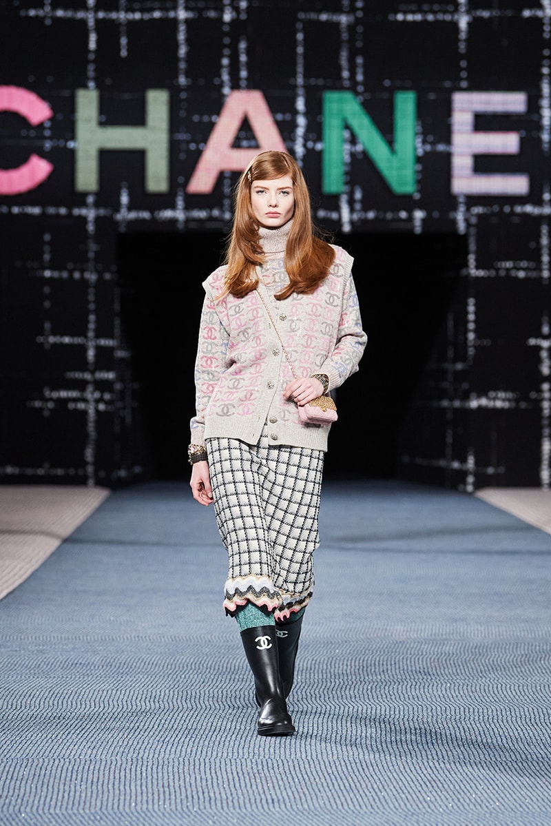 Chanel fall/winter 2022/2023 ready to wear collection tweed leather skirts dresses suits leggings tights 