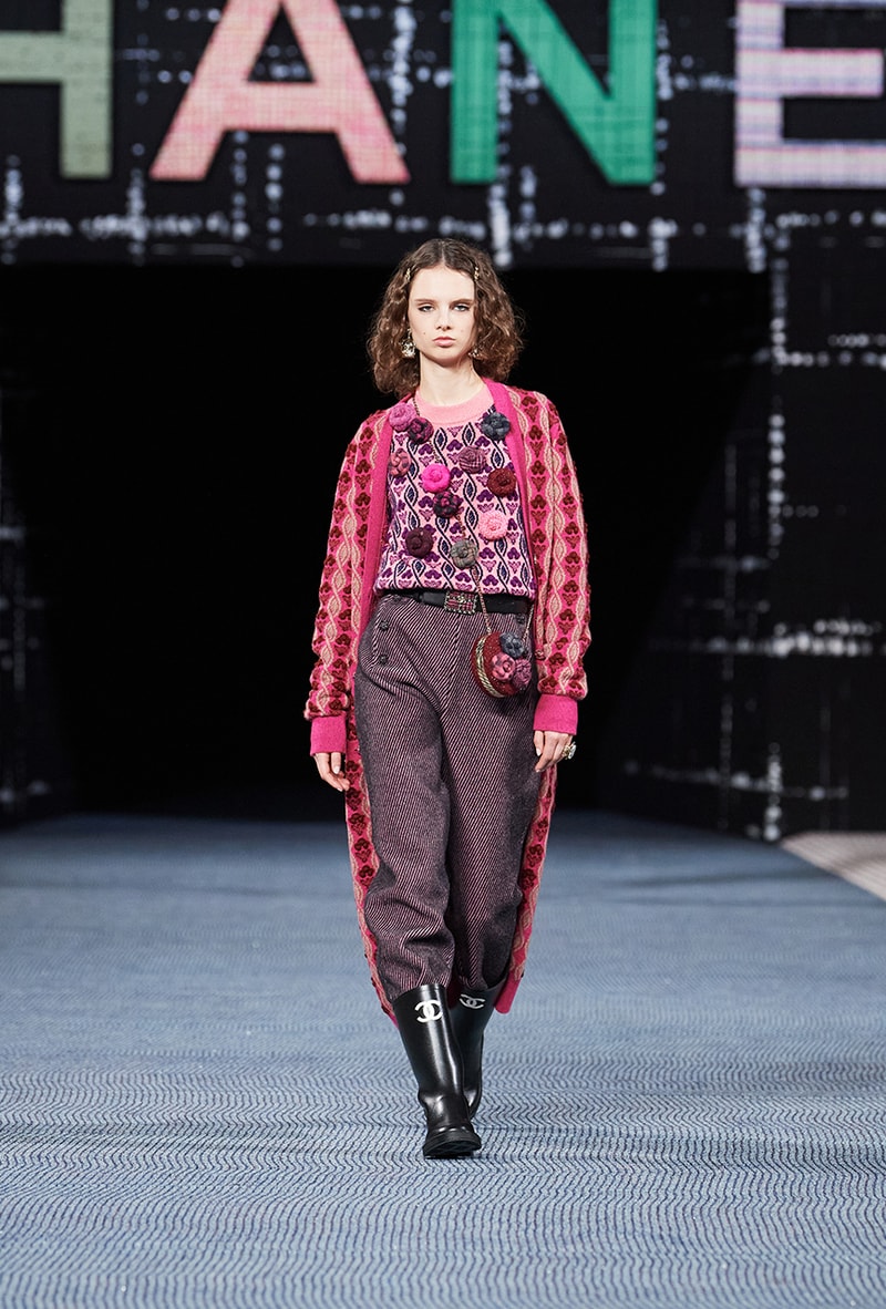 Chanel fall/winter 2022/2023 ready to wear collection tweed leather skirts dresses suits leggings tights 