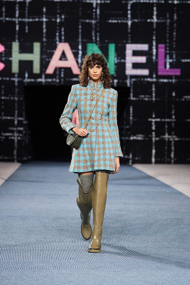 Chanel fall/winter 2022/2023 ready to wear collection tweed leather skirts dresses suits leggings tights 