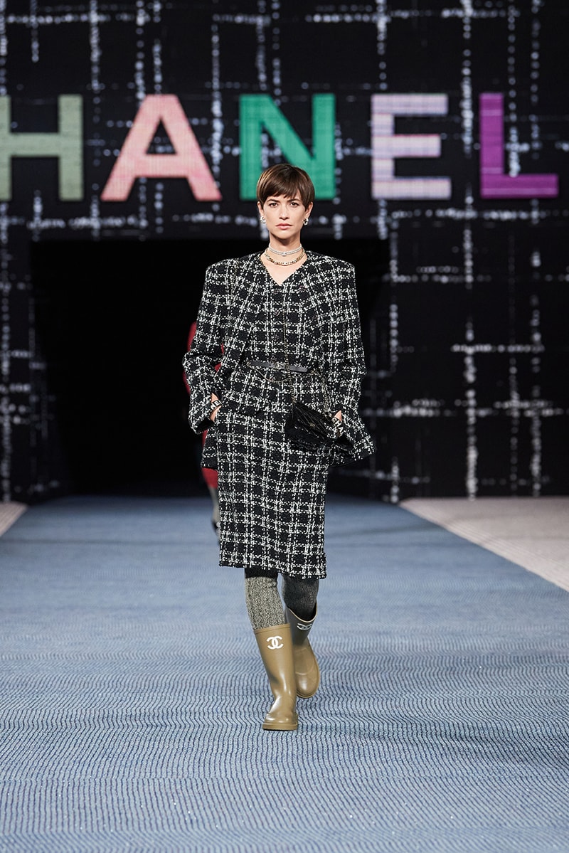 Chanel fall/winter 2022/2023 ready to wear collection tweed leather skirts dresses suits leggings tights 