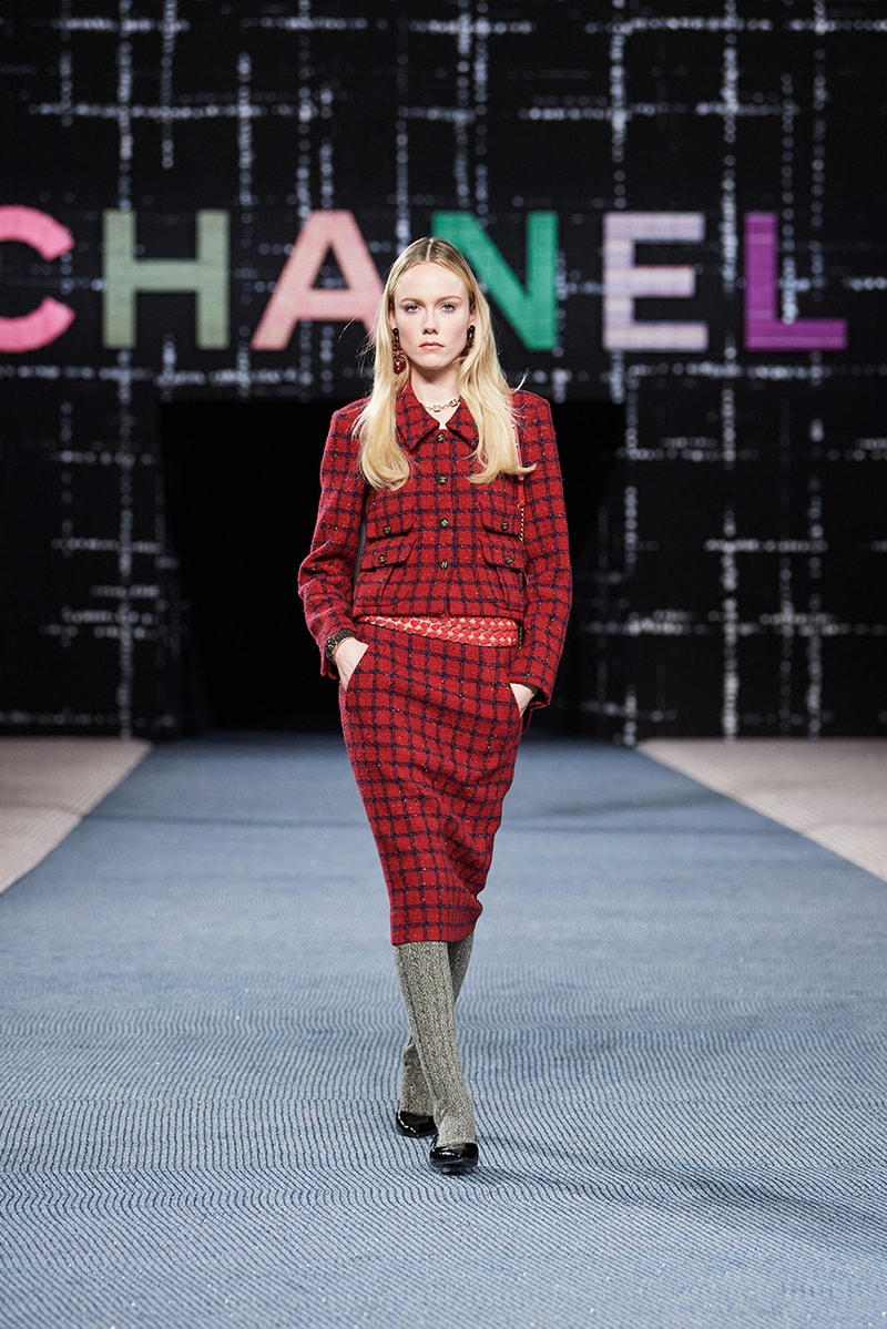 Chanel fall/winter 2022/2023 ready to wear collection tweed leather skirts dresses suits leggings tights 