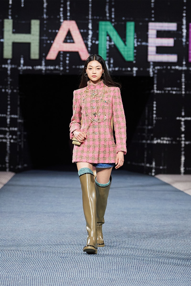 Chanel fall/winter 2022/2023 ready to wear collection tweed leather skirts dresses suits leggings tights 